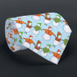 Christmas Snowman Skaten auf Blue Damask Krawatte<br><div class="desc">Diese festliche Weihnachtsthema-Krawatte präsentiert sich mit einem anmutigen Schneemann-Skaten in ihren rot-grünen Urlaubsoutfits. Hintergrund ist ein hellblaues Damast-Muster. Entworfen von Künstlerin © Susan Coffey.</div>