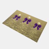 Christmas Sparkling Trees Gold Faux Purple Bow  Fußmatte (Schrägansicht)