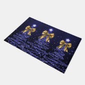 Christmas Sparkling Trees Navy Blue Faux Gold Bow Fußmatte (Schrägansicht)