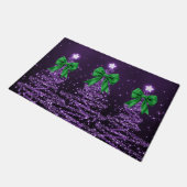Christmas Sparkling Trees Purple Faux Green Bow Fußmatte (Schrägansicht)