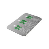 Christmas Sparkling Trees Silver Faux Green Bow Badematte (Schrägansicht)