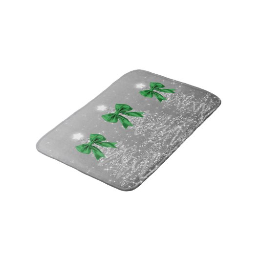 Christmas Sparkling Trees Silver Faux Green Bow Badematte (Schrägansicht)