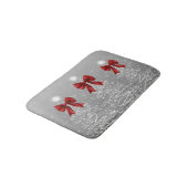 Christmas Sparkling Trees Silver Faux Red Bow Badematte (Schrägansicht)