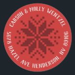 Christmas Sweater Snowflake Adresse Runder Aufkleber<br><div class="desc">Mit diesem roten,  runden,  personalisierten Aufkleber mit einem nordischen Sweatstil-Snowflake-Motiv nahen Sie Ihre Urlaubskartenumschläge.</div>