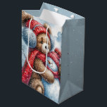 Christmas Teddy Bear und Snowman Mittlere Geschenktüte<br><div class="desc">Ein Aquarellbild eines kuscheligen Teddybären im roten Winteranzug umarmt einen fröhlichen Schneemann in einem schneebedeckten Wald. Text kann geändert oder gelöscht werden.</div>
