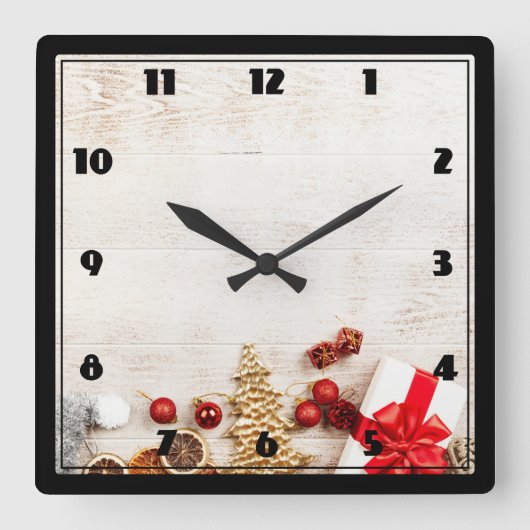Christmas Themed Items on a Rustic Wooden Board Quadratische Wanduhr (Vorderseite)