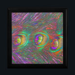 Christmas Tinsel Peacock Feathers Erinnerungskiste<br><div class="desc">Diese phantastische Geschenkboxen zeigt ein lustiges festliches Foto einiger Pfauenfedern,  die mit Makrofotografie aufgenommen wurden. Um die Details hervorzuheben,  wurden künstliche Farbtechniken eingesetzt. Das Ergebnis ist ein lila Töneffekt,  bei dem die Augenfugen Rot und Grün zeigen.</div>