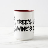 Christmas Tree and Wine Design Zweifarbige Tasse (Mittel)