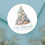Christmas Tree Beach Mele Kalikimaka Runder Aufkleber<br><div class="desc">Mele Kalikimaka Beach Weihnachtsbaum Classic Round Sticker. Mit diesem einzigartigen runden Aufkleber mit einem Weihnachtsbaum aus Muscheln und Seestern verteilen Sie einen Strandurlaubsjubeln. Der mit Seestern überzogene Baum ist in Blau- und Grüntönen gestaltet, die an eine Unterwasserkoralle erinnern, und das Set liegt an einem Sandboden. Dieser rustikale Aquarellaufkleber ist perfekt...</div>