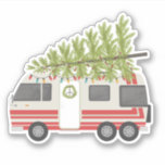 Christmas Tree Boho RV Camper Aufkleber<br><div class="desc">Illustration eines rot-weiß-roten Campers,  der mit einem Schildkranz,  Weihnachtsbeleuchtung und einem frisch geschnittenen Weihnachtsbaum dekoriert ist.</div>