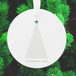 Christmas Tree Green Star Scandi Ornament<br><div class="desc">Einfache,  stilvolle,  minimalistische Urlaubsornament mit einem "Skandinavier" minimalen Weihnachtsbaum mit einem einfachen grünen Stern. Das Design besticht durch eine moderne minimalistische Typografie,  die sich leicht mit Ihrem Gruß,  Familiennamen & Jahr personalisiert,  perfekt für die festliche Saison! #christmas #minimalist #ornament #scandinavian</div>