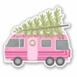 Christmas Tree Pink RV Camper Aufkleber<br><div class="desc">Illustration eines rosa Rv-Campers mit Kranz,  Weihnachtsbeleuchtung und mit frisch geschnittenen Weihnachtsbaum an der Spitze.</div>