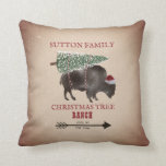 Christmas Tree Ranch Buffalo Bison Arrow Santa Kissen<br><div class="desc">Weihnachtsbaumranch thematisierte Abbildung eines Büffels mit einer Weihnachtsmannmütze mit einem schneebedeckten Weihnachtsbaum,  der an seinem Rücken befestigt ist.  Schneeflecken und Karton inspiriert Hintergrund mit Pfeildesign.</div>