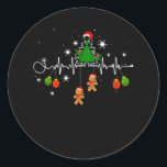 Christmas Tree Stethoscope Heartbeat Gingerbread O Runder Aufkleber<br><div class="desc">Ausstattung für das Backteam oder die Weihnachtsmannschaft. Ideal für das Backen, Weihnachten Leckereien, Lebkuchenfans, Kochtester oder Backmannschaften. Für diejenigen, die gerne die Freude und Entspannung des saisonalen Backens und der Herstellung von Ingwer Brothäusern, ob von Grund auf oder ein Kit, Tee für einen Koch, Lebkuchenliebhaber, Keksfreunde, Meisterbauer, oder für Party...</div>