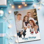Christmas Trees Foto Blue Script Magnet Card<br><div class="desc">Diese schicke,  moderne,  familienfreundliche Foto-Urlaubskarte zeigt Ihr vertikales Urlaubsfoto,  das durch eine weiße Weihnachtsbäume-Silhouette gerahmt ist. Personalisieren Sie mit blauem Skript für einen schönen minimalistischen Fotografen Weihnachtsmagneten mit Happy Holidays über Ihrem Namen.</div>