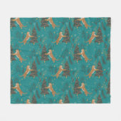 Christmas trees & tigers pattern on turquoise fleecedecke (Vorderseite (Horizontal))