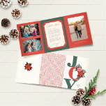 Christmas Trifold Foto Red Green Joy Floral<br><div class="desc">Nichts sagt Weihnachtsferien wie poinsettias! Und diese dreifach gefliesten Weihnachtsgrüßkarten von 5" x 7" werden sicherlich Ihre Freunde und Familie in den Geist der Ferien bringen. Der Cover hat das Wort "Joy" in großen roten Serifenbriefen mit einem handgezeichneten Blumenstrauß aus Poinsettia, Kiefernästen, Blätter und Beeren. Das Verlassen Inside- verfügt über...</div>