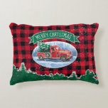 Christmas Vintag Red Truck Buffalo Karierter Name Dekokissen<br><div class="desc">Dieses Ferienkissen besticht durch eine Winterlandschaft eines Vintagen roten LKW,  der durch den Schnee fährt,  mit einem frischen Weihnachtsbaum im Hintergrund. Ein grünes Banner oben lautet "Frohe Weihnachten".</div>