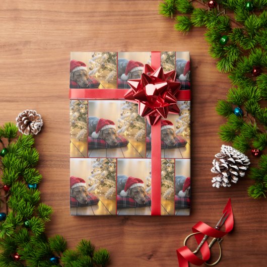 Christmas Weimaraner Dog By a Tree Geschenkpapier (Feiertagsgeschenk)