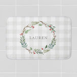 Christmas Winter Berries Wreath Monogram Badematte<br><div class="desc">Maßgeschneiderte Badematte für die Ferien mit Aquarellen Weihnachtskranz-Design auf rustikalen modernen Bauernhaus Büffel Karo Muster.</div>