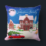 Christmas Winter Zuhause Snowman Kissen<br><div class="desc">Rotes Autofahren und Hausschneefall und Hund Ein ideales personalisiertes Namensgeschenk für die Familie</div>