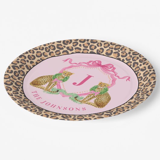 Christmas Wreath Leopard Crest Monogram Pappteller (Schrägansicht)