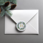 Christmas Wreath Monogram Runder Aufkleber<br><div class="desc">Weihnachten Wreath personalisierte Urlaubsgestaltung.</div>