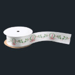 Christmas Wreath Monogram Satinband<br><div class="desc">Dieses Weihnachtsbänder hat ein prächtiges,  großtausendjähriges Design mit einem Weihnachtskranz mit einem Monogramm Brief in der Mitte. Sie können mit Ihrem ersten personalisieren.</div>