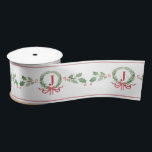 Christmas Wreath Monogram Satinband<br><div class="desc">Dieses Weihnachtsbänder hat ein prächtiges,  großtausendjähriges Design mit einem Weihnachtskranz mit einem Monogramm Brief in der Mitte. Sie können mit Ihrem ersten personalisieren.</div>