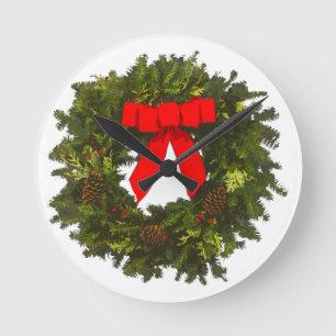 Christmas Wreath with Pine Cones and Red Bow Runde Wanduhr