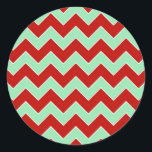 Christmas Zigzag Runder Aufkleber<br><div class="desc">Dieses gewagte geometrische Muster besteht aus abwechselnden roten und minzgrünen Zickzacken,  die durch feine,  weiße Ränder getrennt sind. Das rote und grüne Design ist ein stilvolles Weihnachtsbild. Digitales Bild. Copyright © 2013 Claire E. Skinner. Alle Rechte vorbehalten.</div>