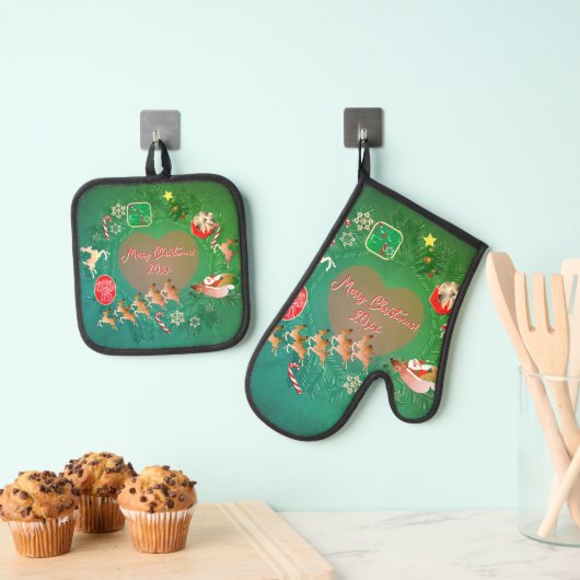 Christmassy Oven Mitt and Pot Holders Ofenhandschuh & Topflappen-Set (Insitu (Hängend))