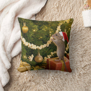 Christmaus-Maus, die Popcorn-Girlande am Baum isst Kissen
