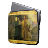 Christus klopft an einer verwitterten Holztür Gold Laptopschutzhülle (Vorderseite Links)