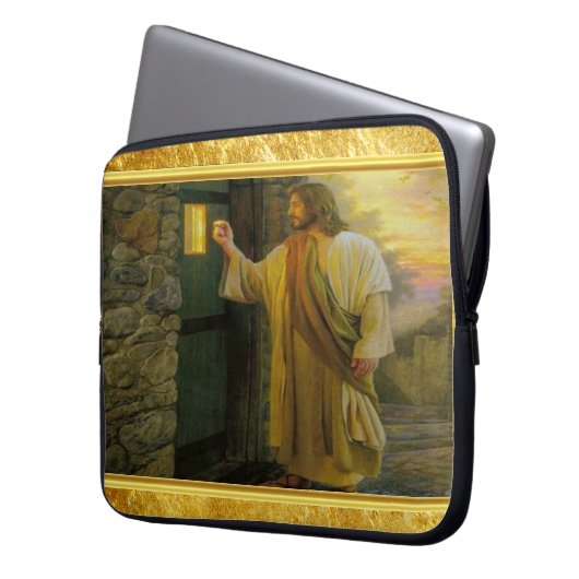 Christus klopft an einer verwitterten Holztür Gold Laptopschutzhülle (Vorderseite Links)