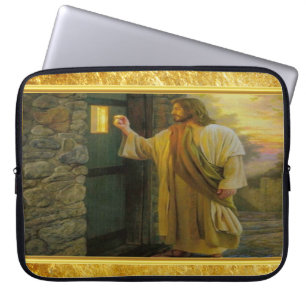 Christus klopft an einer verwitterten Holztür Gold Laptopschutzhülle