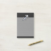 Chrom mag Schütze-Tierkreis-Zeichen auf Schwarzem Post-it Klebezettel (Auf Schreibtisch)