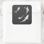 Chrom mag Taucher mit Haifischen auf Quadratischer Aufkleber (Tasche)