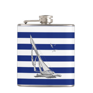 Chrom-Segelboot auf Marine-Streifen Flachmann