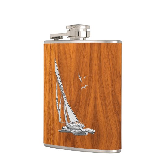 Chrom-Segelboot auf Teakholz-Druck Flachmann (Links)