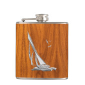 Chrom-Segelboot auf Teakholz-Druck Flachmann (Vorderseite)