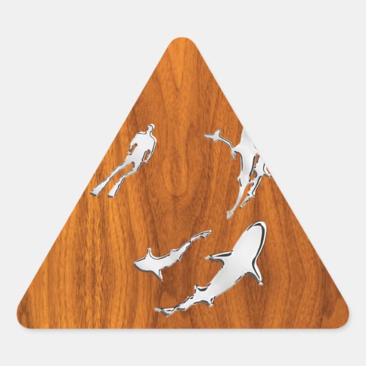 Chrom Style Diver mit Haien auf Teak Veneer Dreieckiger Aufkleber (Vorderseite)