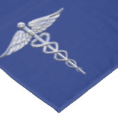Chrom wie Caduceus Medical Symbol auf Navy Blue Tischdecke (Schrägansicht)