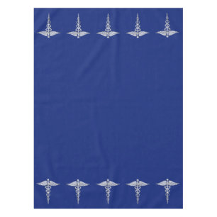 Chrom wie Caduceus Medical Symbol auf Navy Blue Tischdecke