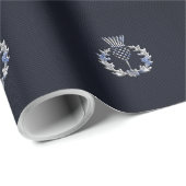 Chrome auf Carbon Fibre Print Scottish Thistle Geschenkpapier (Rolleneckpunkt)