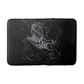 Chrome Capricorn Zodiac Symbol auf Hevelius Badematte (Vorderseite)