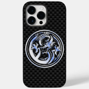 Chrome Dragon Wappen auf Kohlenstofffaser Case-Mate iPhone 14 Pro Max Hülle
