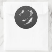 Chrome like Diver with Sharks on Carbon Fibre Runder Aufkleber (Tasche)