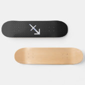 Chrome like Sagittarius Zodiac Sign auf schwarz Skateboard (Horizontal)