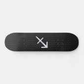 Chrome like Sagittarius Zodiac Sign auf schwarz Skateboard (Horizontal)